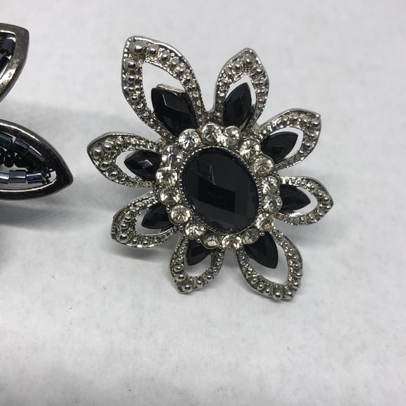 𝅺Bundle lot 2 big flower shaped costume statement rings rhinestone beaded 7-8. - Picture 2 of 5